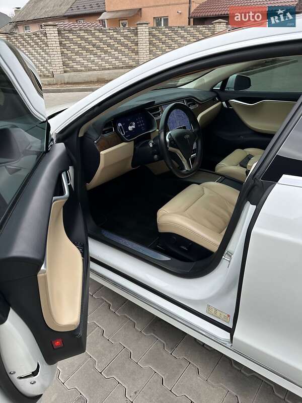 Лифтбек Tesla Model S 2017 в Черновцах