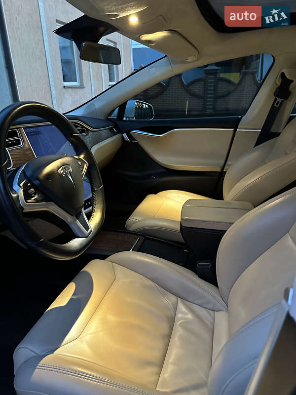 Лифтбек Tesla Model S 2017 в Черновцах