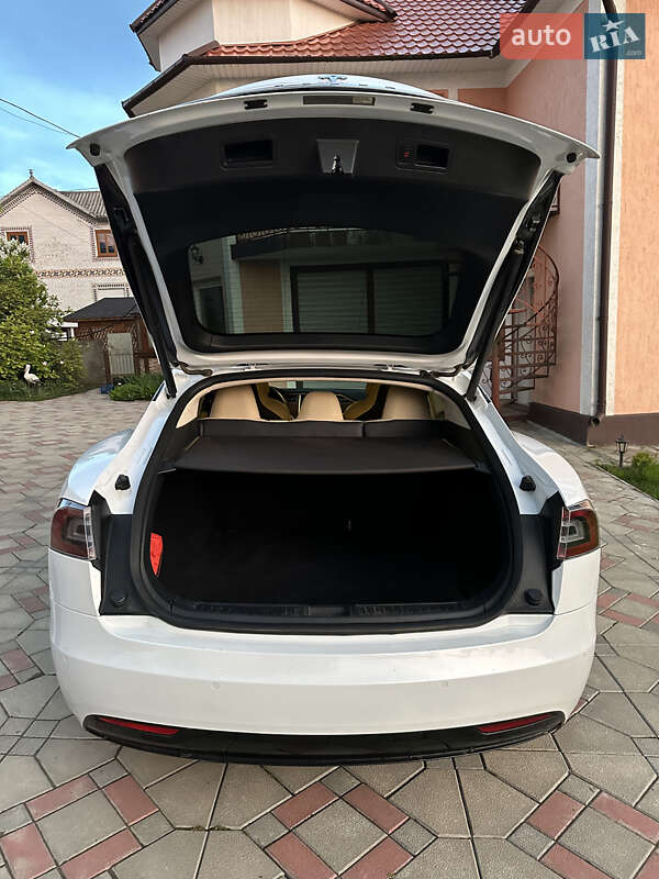 Лифтбек Tesla Model S 2017 в Черновцах