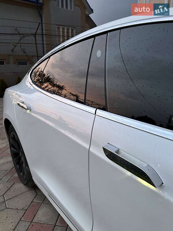 Лифтбек Tesla Model S 2017 в Черновцах