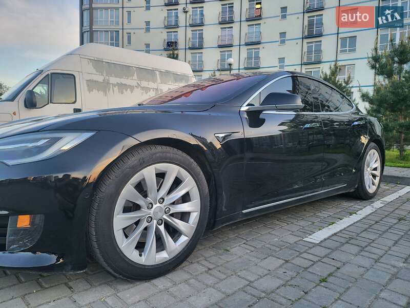 Ліфтбек Tesla Model S 2016 в Івано-Франківську