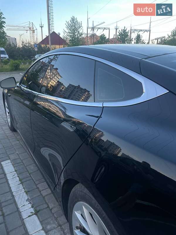 Ліфтбек Tesla Model S 2016 в Івано-Франківську