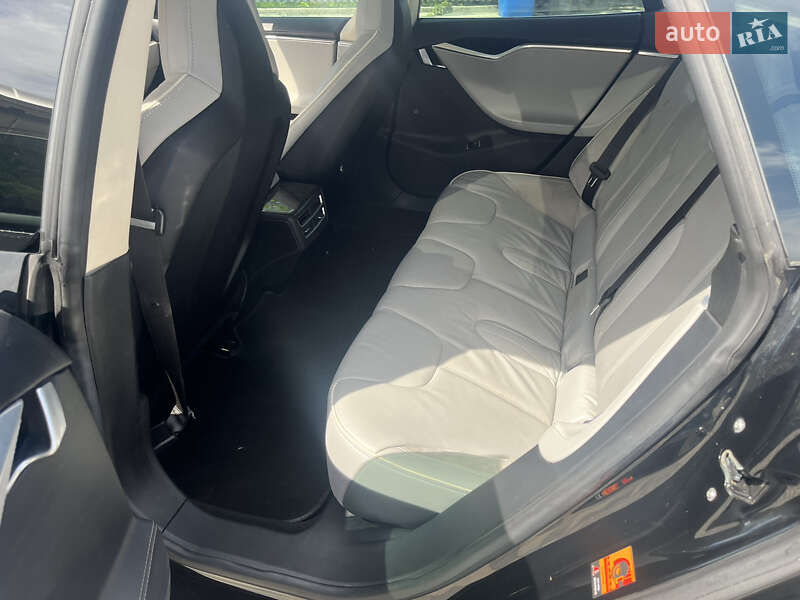 Ліфтбек Tesla Model S 2014 в Сваляві