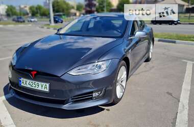 Лифтбек Tesla Model S 2015 в 