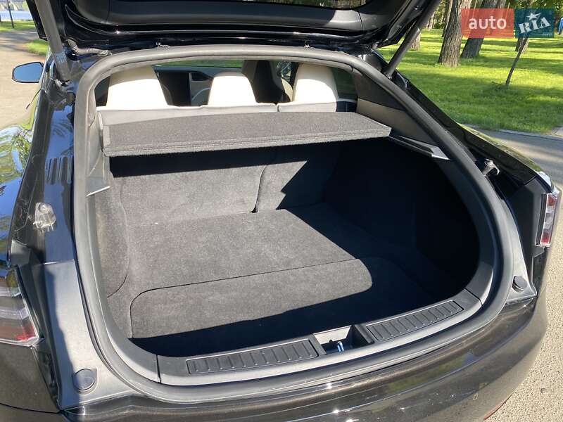Лифтбек Tesla Model S 2018 в Киеве
