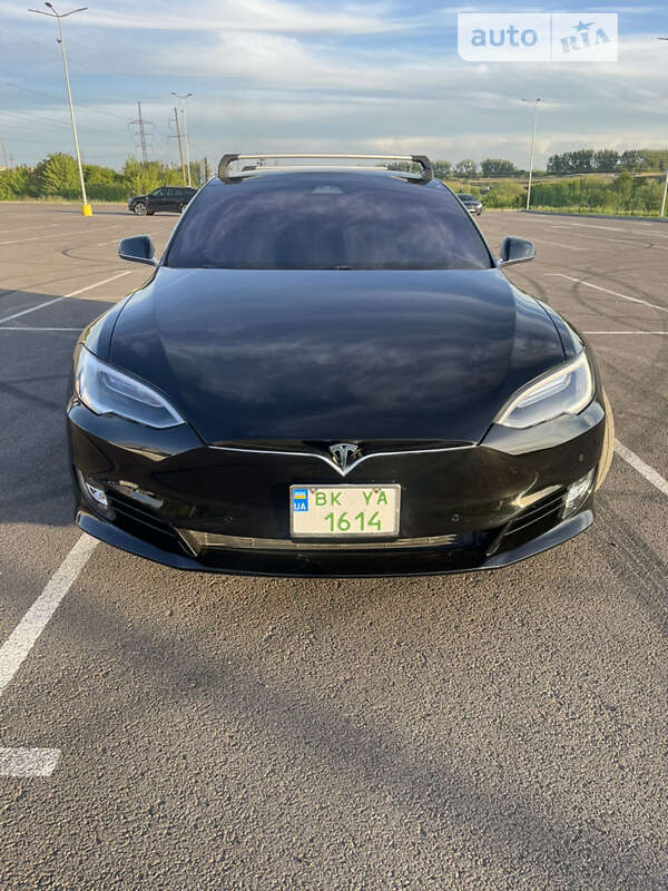 Лифтбек Tesla Model S 2017 в Ровно