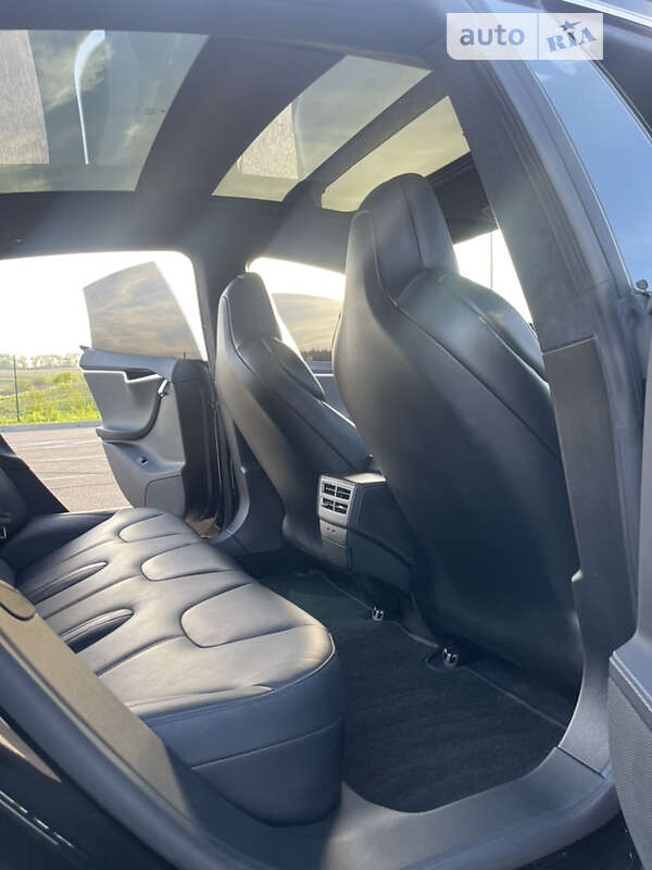 Лифтбек Tesla Model S 2017 в Ровно