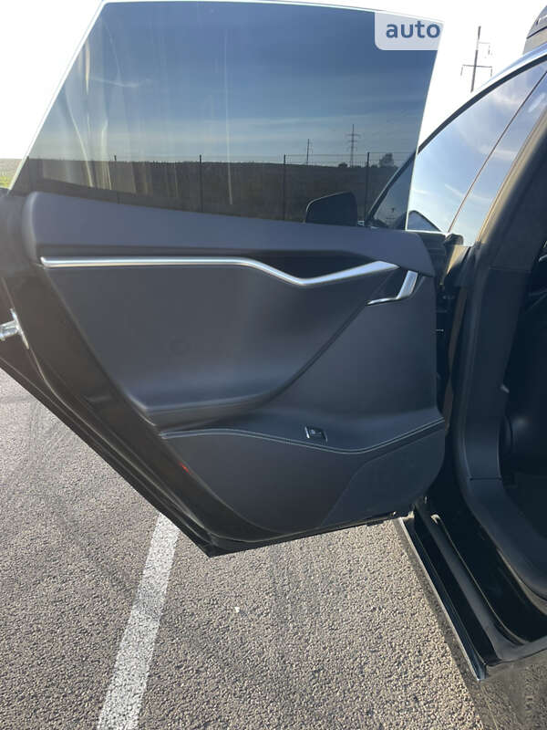 Лифтбек Tesla Model S 2017 в Ровно