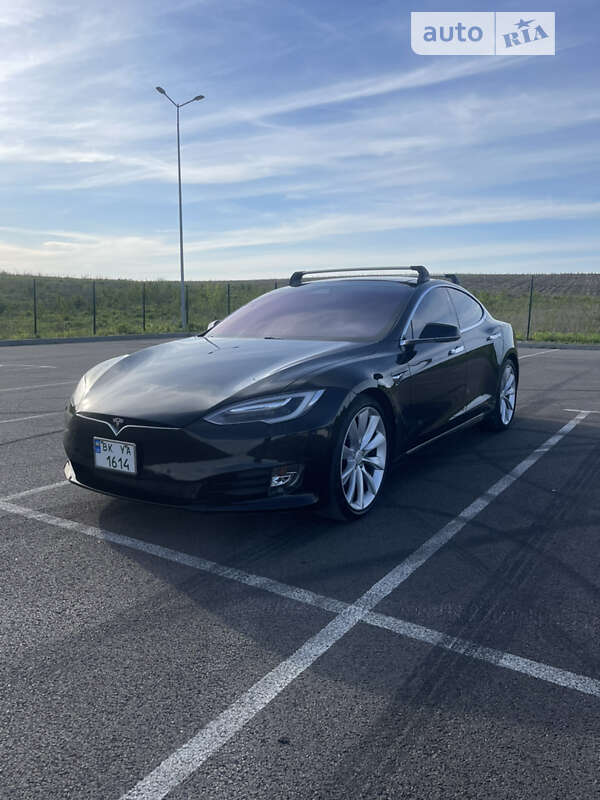 Лифтбек Tesla Model S 2017 в Ровно