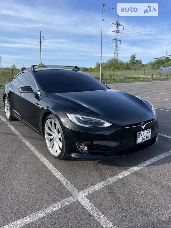 Лифтбек Tesla Model S 2017 в Ровно