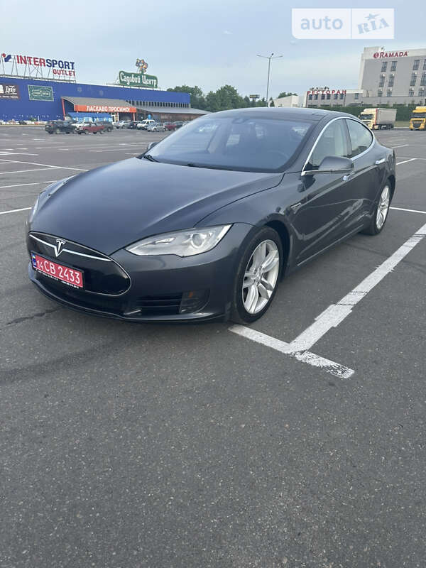 Ліфтбек Tesla Model S 2015 в Львові