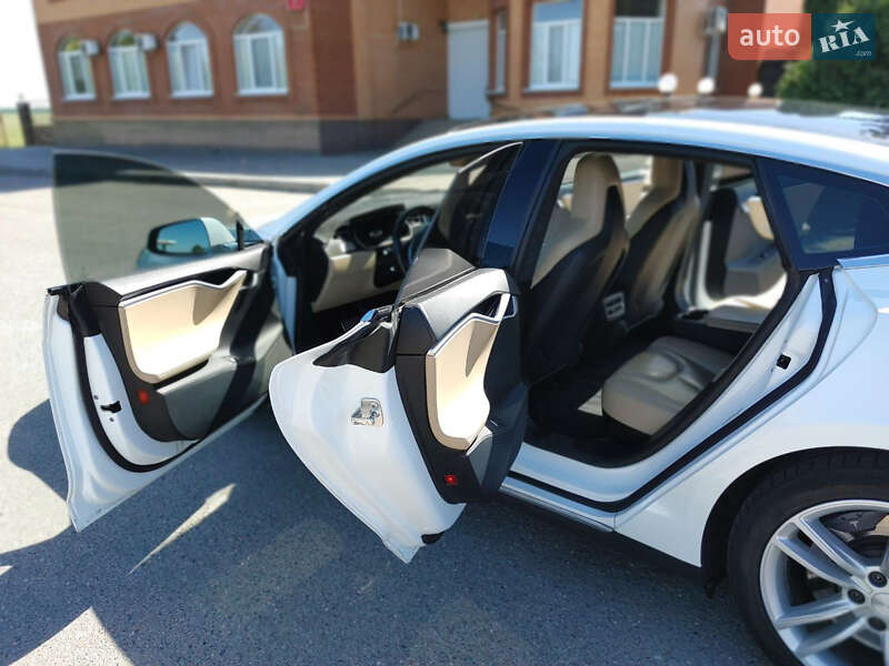 Лифтбек Tesla Model S 2015 в Черкассах