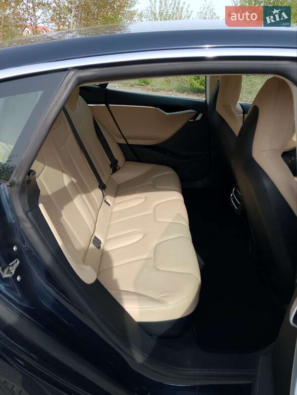 Лифтбек Tesla Model S 2015 в Киеве