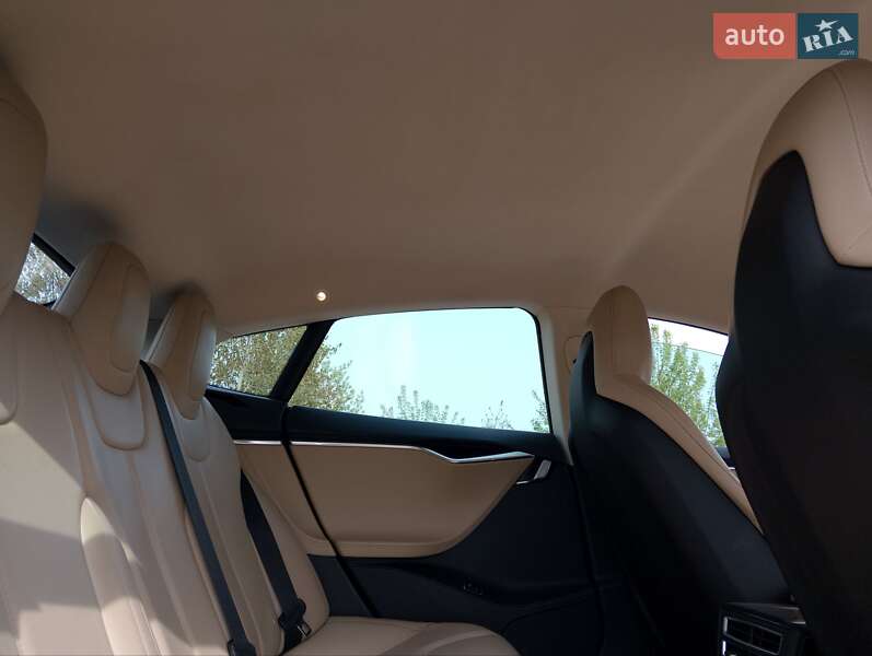 Лифтбек Tesla Model S 2015 в Киеве