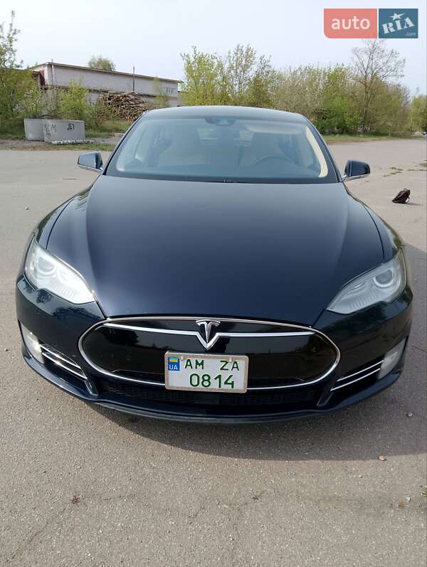 Лифтбек Tesla Model S 2015 в Киеве