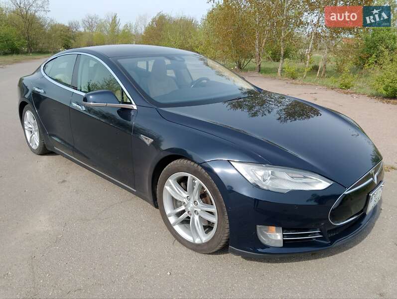 Лифтбек Tesla Model S 2015 в Киеве