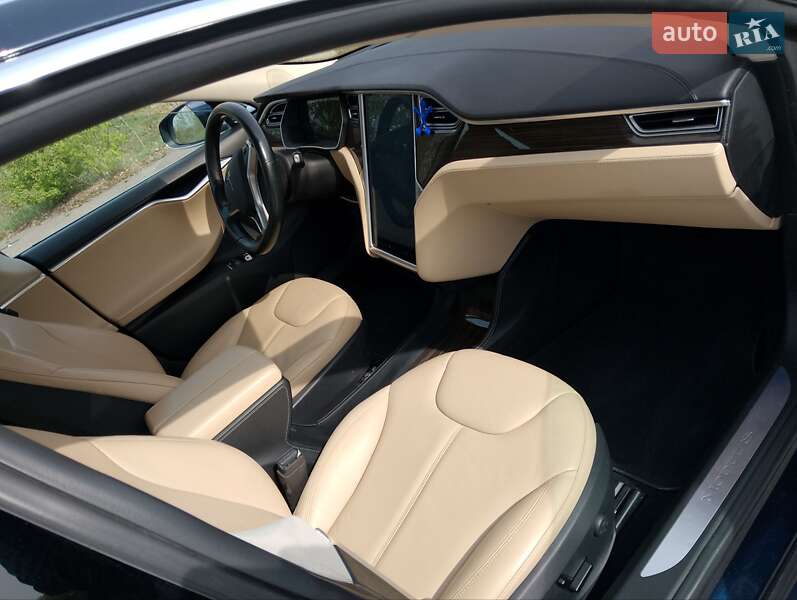 Лифтбек Tesla Model S 2015 в Киеве