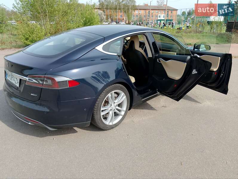 Ліфтбек Tesla Model S 2015 в Києві