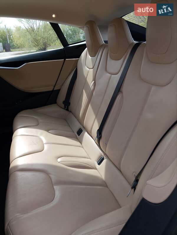 Лифтбек Tesla Model S 2015 в Киеве