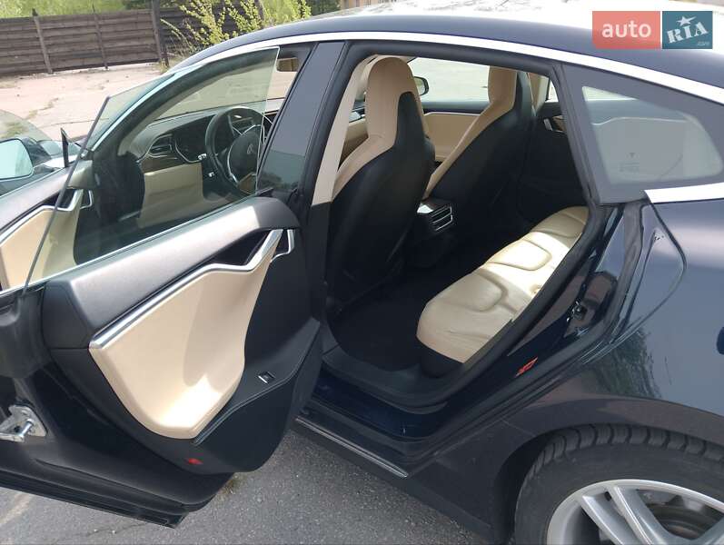 Лифтбек Tesla Model S 2015 в Киеве
