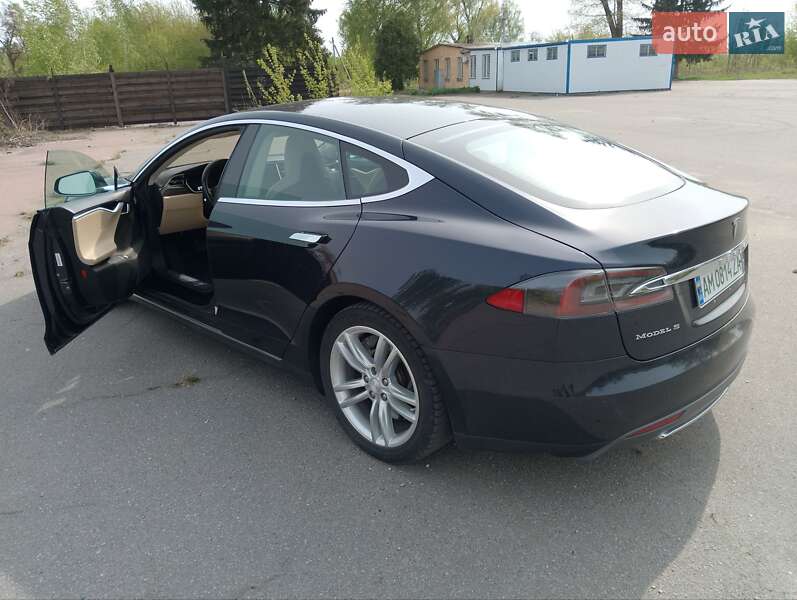 Лифтбек Tesla Model S 2015 в Киеве