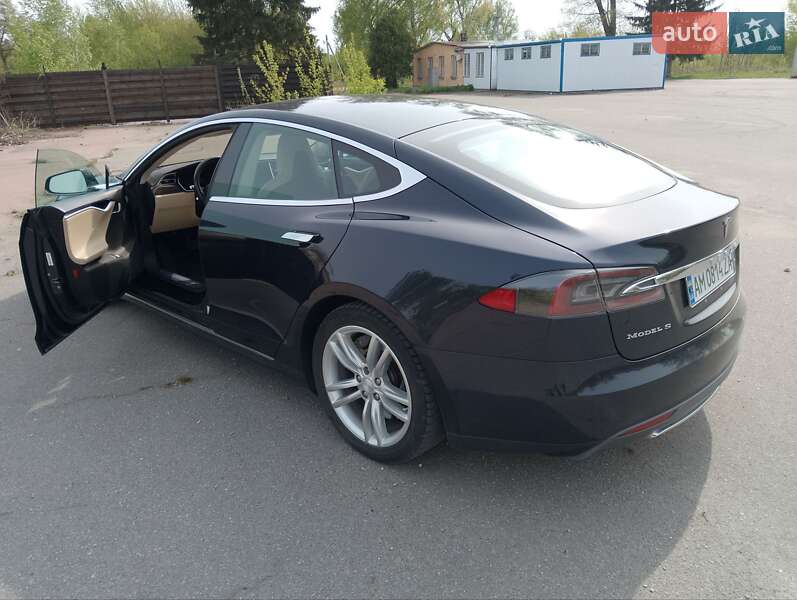 Лифтбек Tesla Model S 2015 в Киеве
