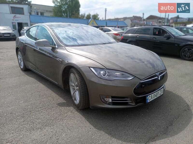 Лифтбек Tesla Model S 2016 в Черкассах