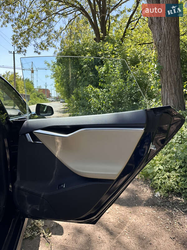 Лифтбек Tesla Model S 2015 в Ивано-Франковске