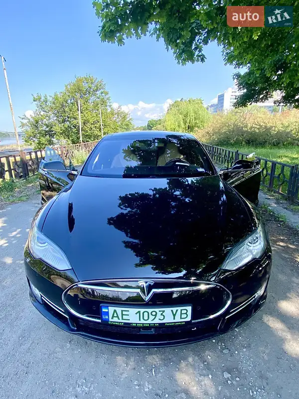 Tesla Model S 2015