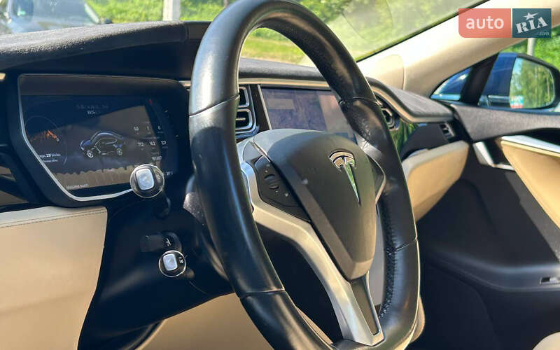 Лифтбек Tesla Model S 2015 в Черновцах