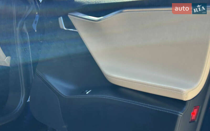Лифтбек Tesla Model S 2015 в Черновцах