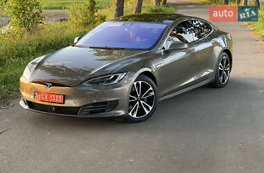Лифтбек Tesla Model S 2015 в 