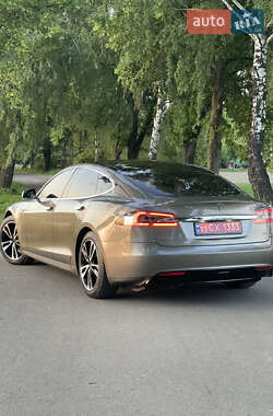 Лифтбек Tesla Model S 2015 в 