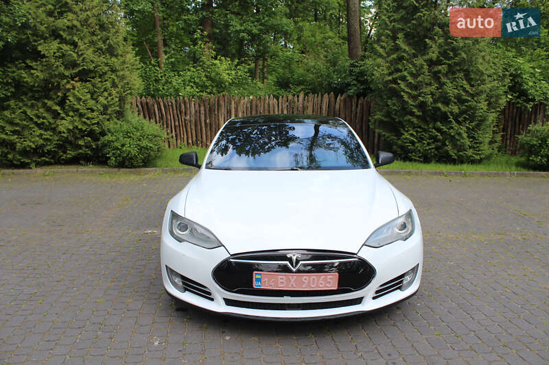 Лифтбек Tesla Model S 2015 в Львове