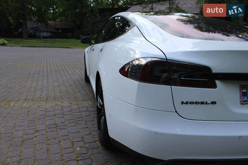 Лифтбек Tesla Model S 2015 в Львове