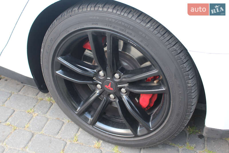 Лифтбек Tesla Model S 2015 в Львове