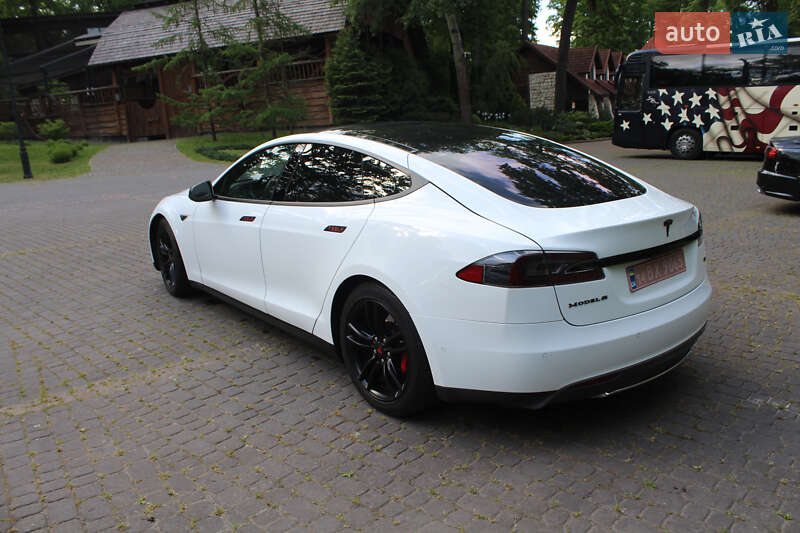 Лифтбек Tesla Model S 2015 в Львове