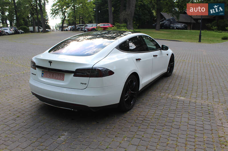 Лифтбек Tesla Model S 2015 в Львове