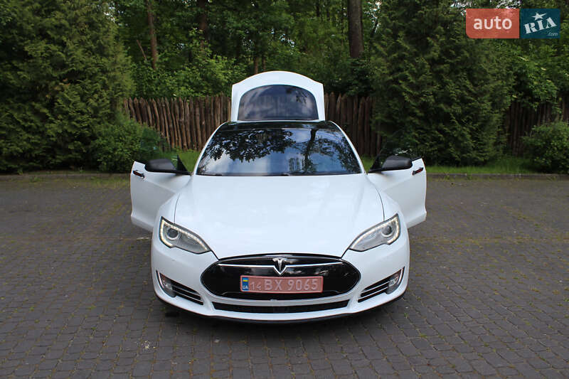 Лифтбек Tesla Model S 2015 в Львове