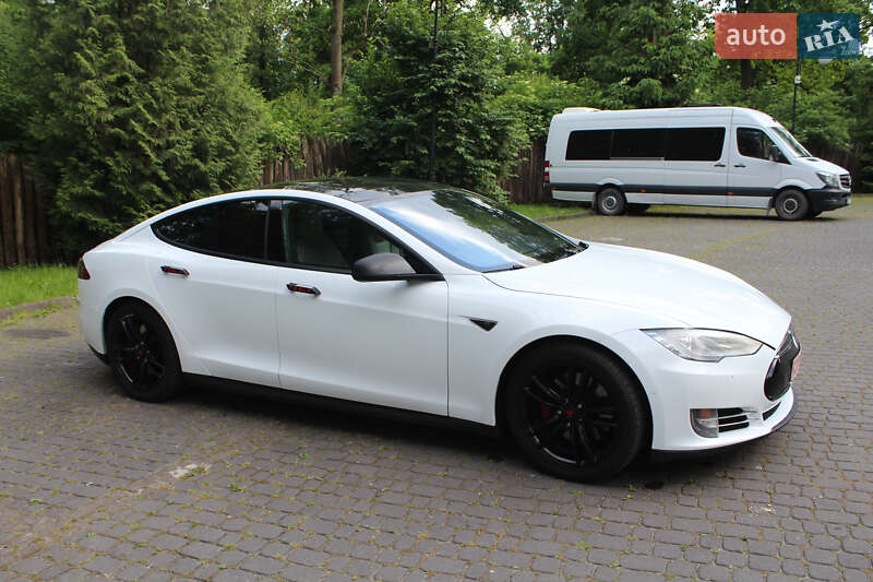 Лифтбек Tesla Model S 2015 в Львове