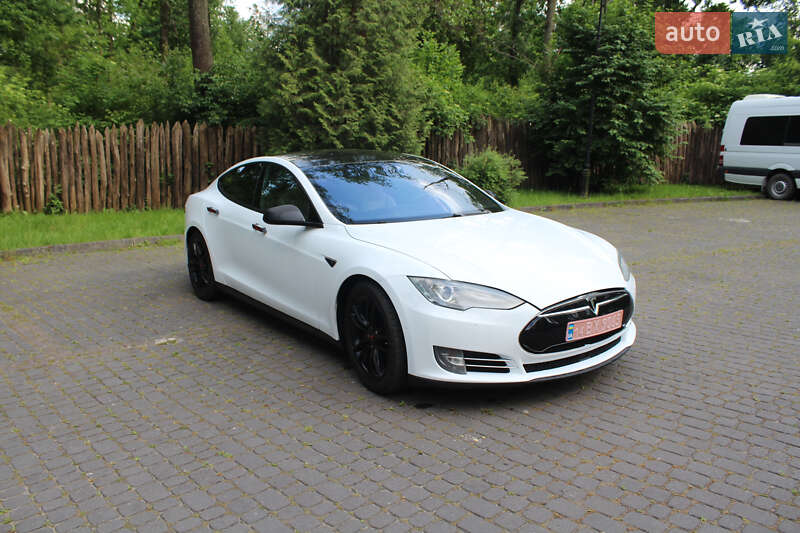 Лифтбек Tesla Model S 2015 в Львове