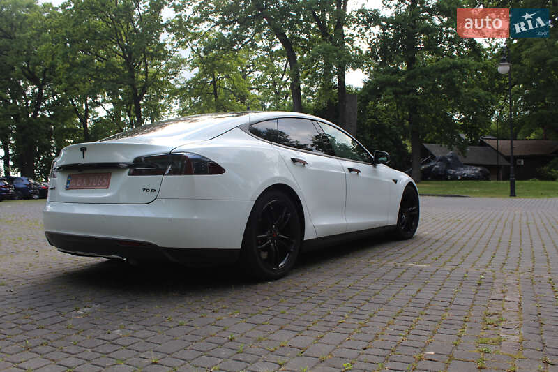 Лифтбек Tesla Model S 2015 в Львове