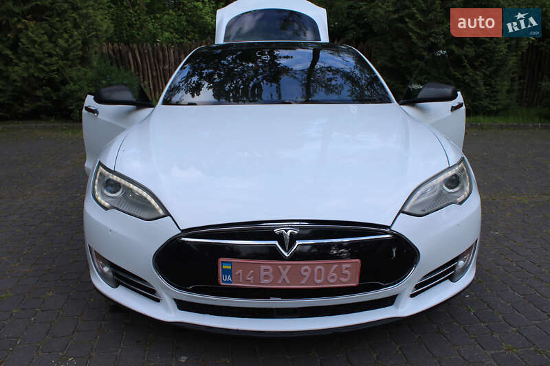 Лифтбек Tesla Model S 2015 в Львове