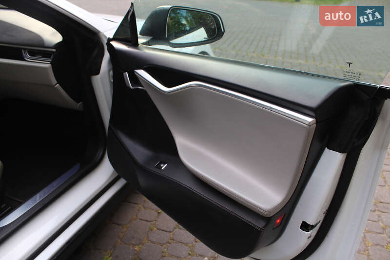 Ліфтбек Tesla Model S 2015 в Львові
