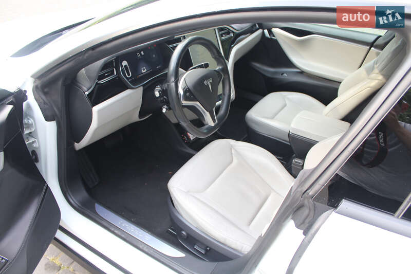 Лифтбек Tesla Model S 2015 в Львове