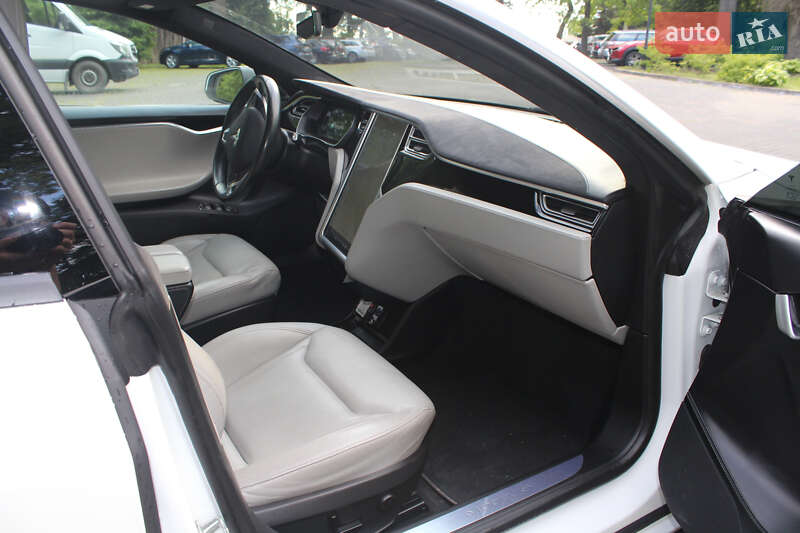 Ліфтбек Tesla Model S 2015 в Львові