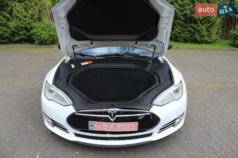 Лифтбек Tesla Model S 2015 в Львове
