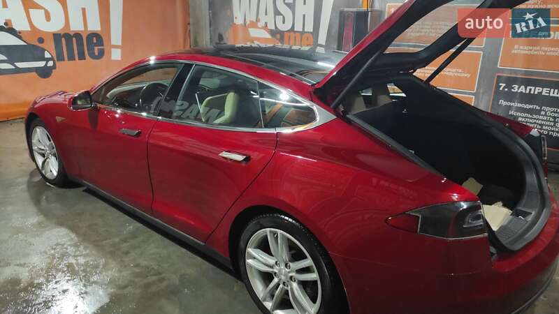 Лифтбек Tesla Model S 2015 в Днепре