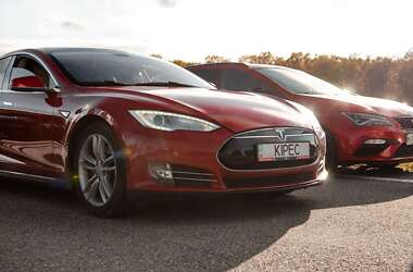 Ліфтбек Tesla Model S 2013 в Львові