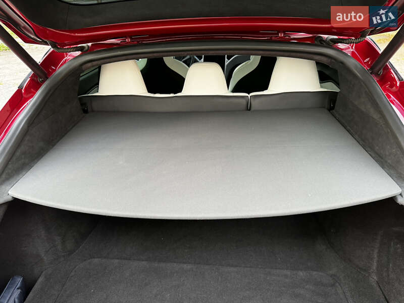 Tesla Model S, photos from the listing